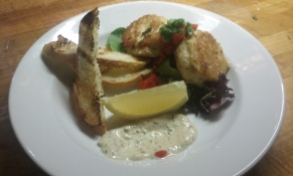 Crab cakes with tartar and crostini
